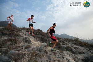 Cristofer Clemente seguido por otros dos corredores en Sai Kung 50. Foto: Lloyd Belcher